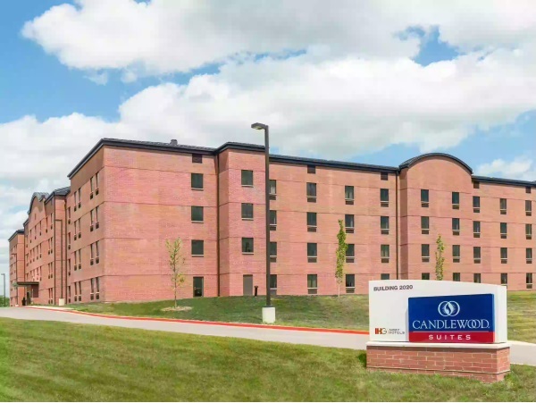 A photo of the front of the Candlewood Suites hotel on Fort Leonard Wood, Missouri.